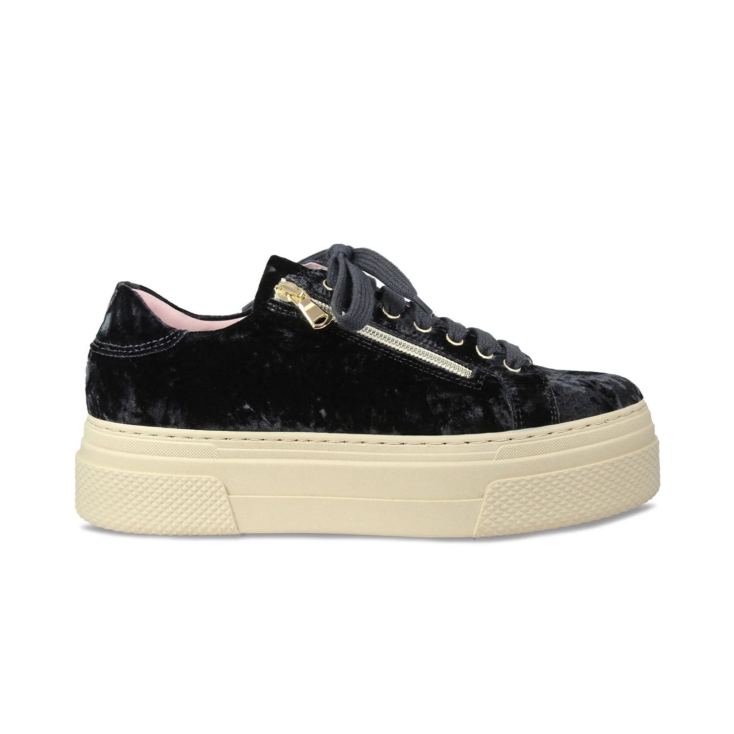 Diva: Luxe Black Velvet
