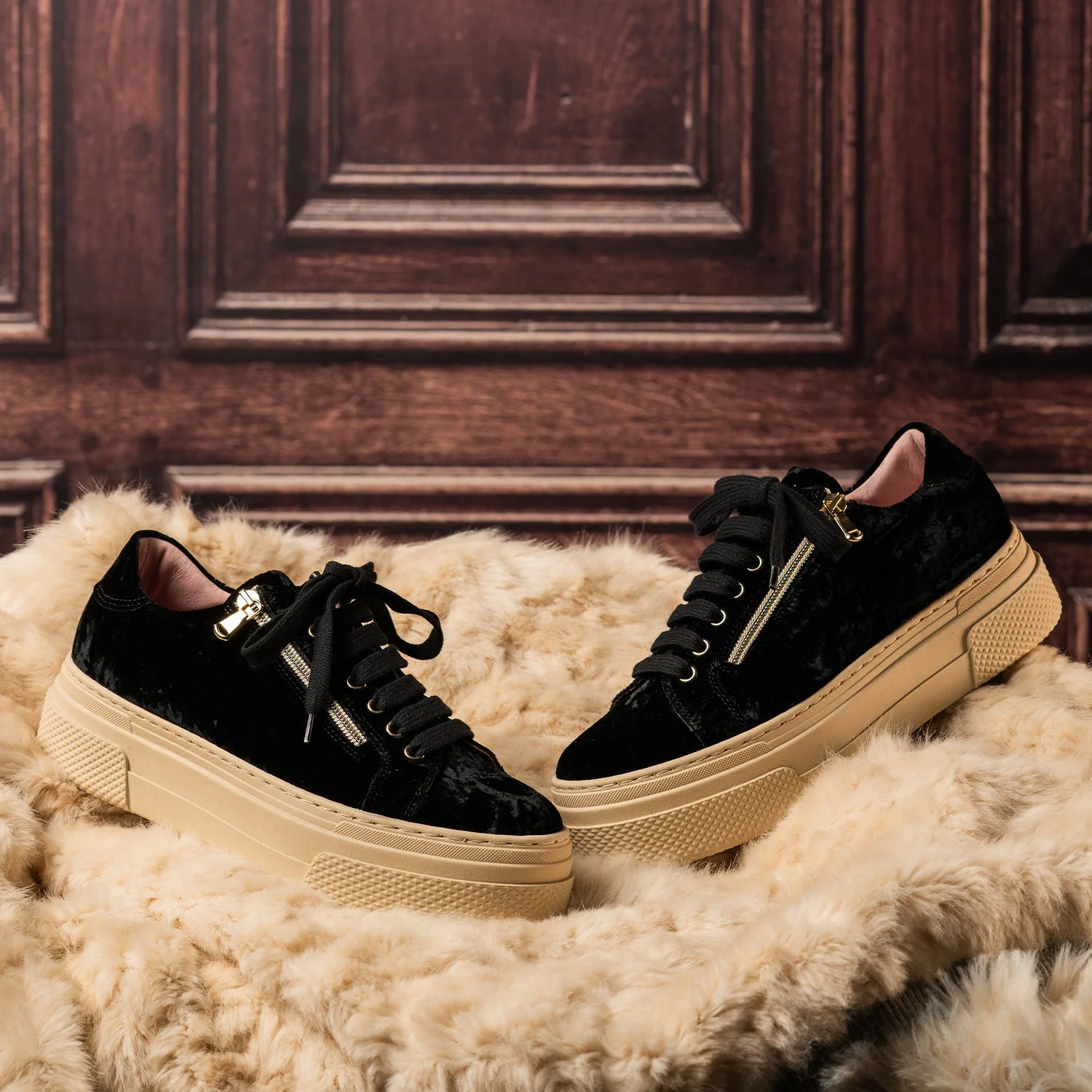 Diva: Luxe Black Velvet - Image 2