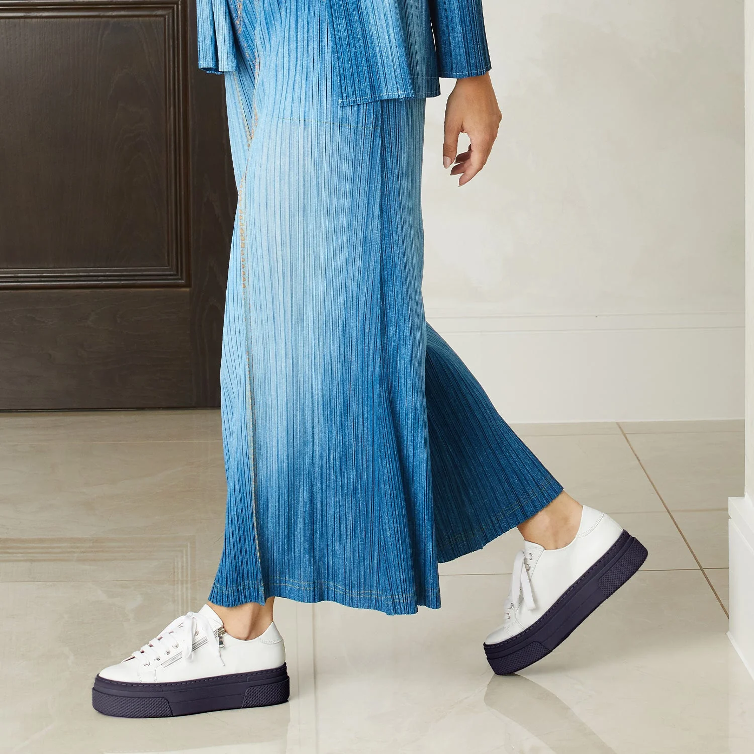 Diva: White Leather & Navy - Image 2