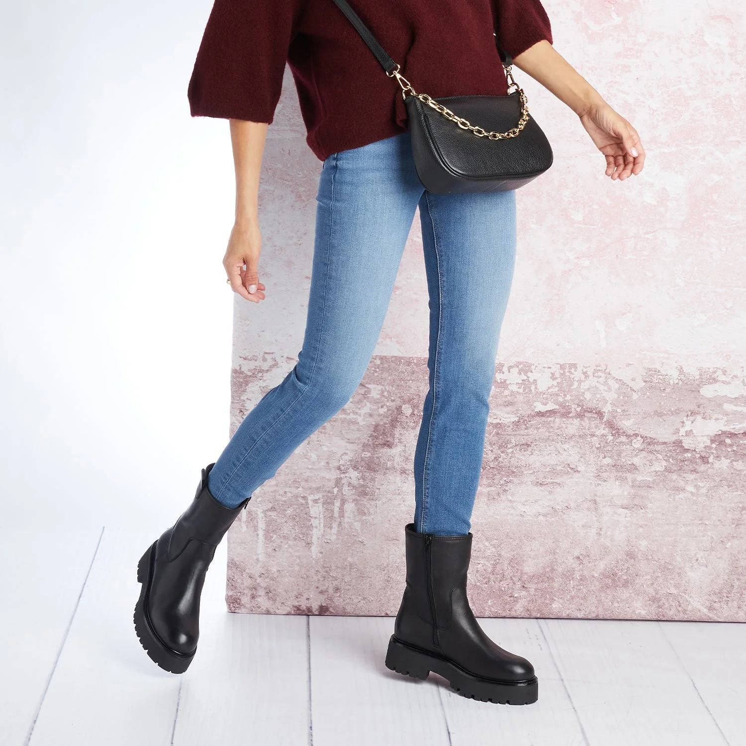 Reign: Black Leather - Image 2