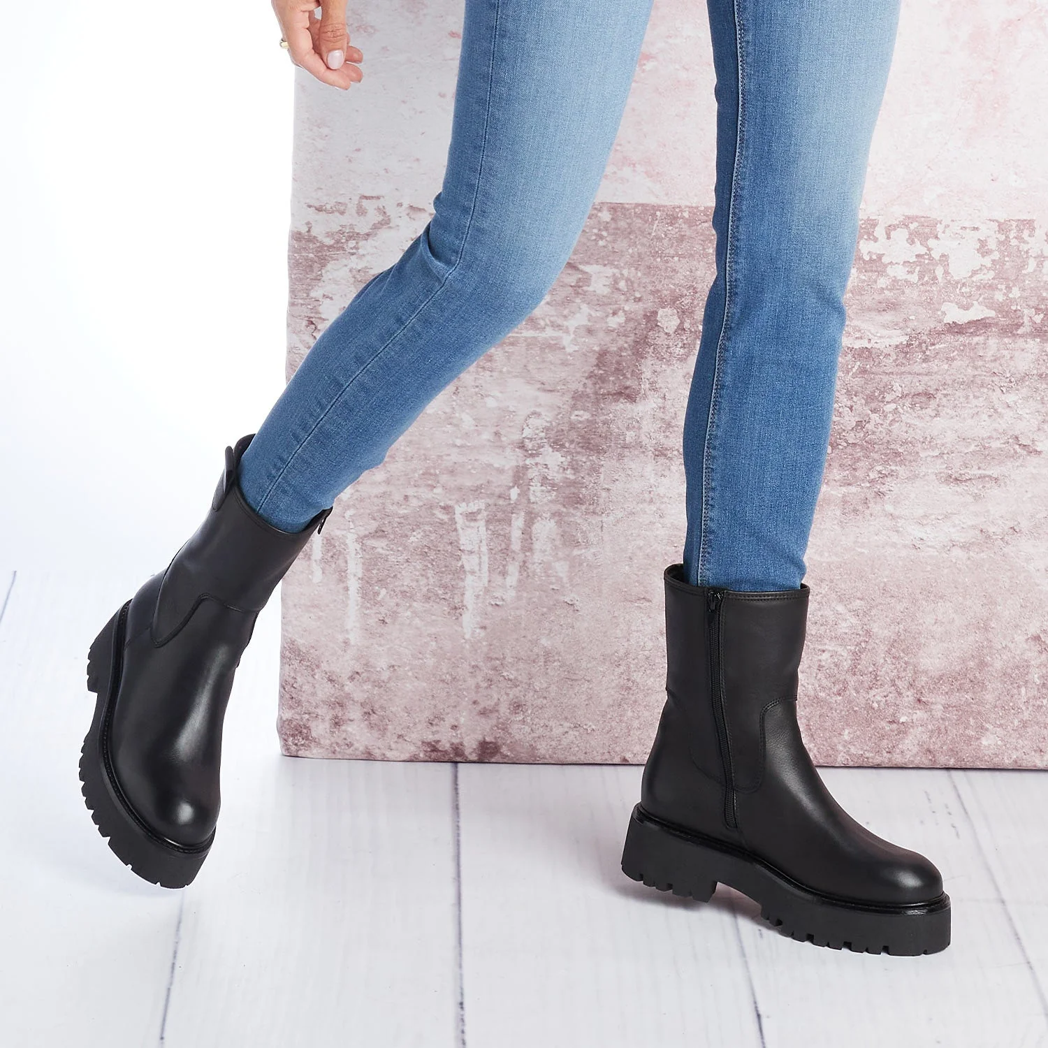 Reign: Black Leather - Image 4