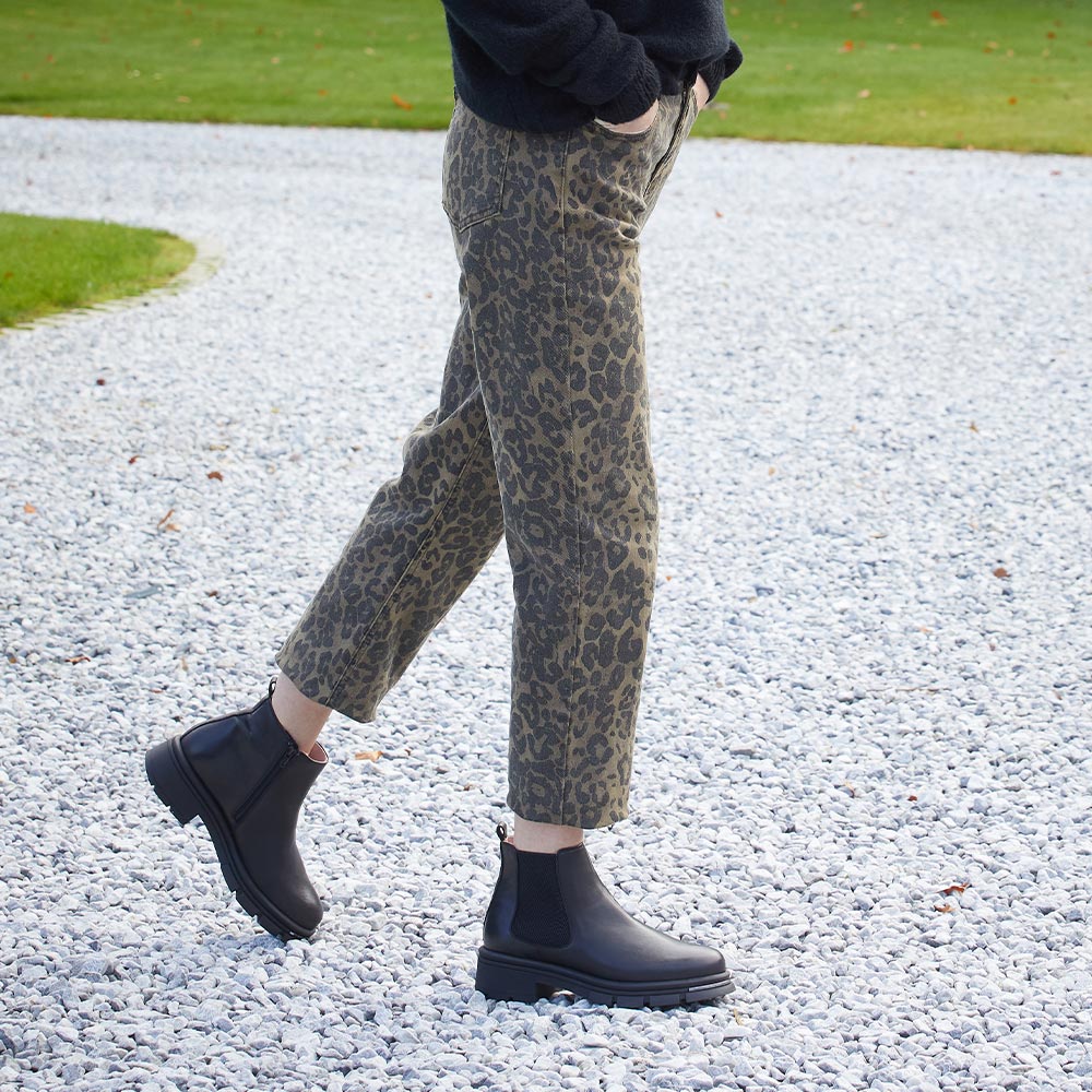 Runway: Black Leather - Image 2