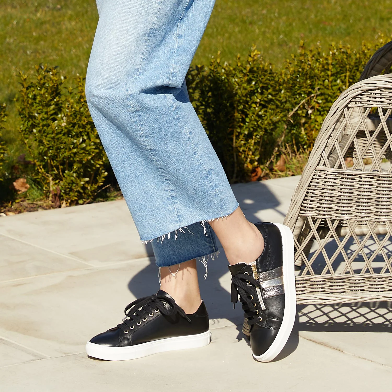 Sprint: Black Leather & Metallic - Image 3