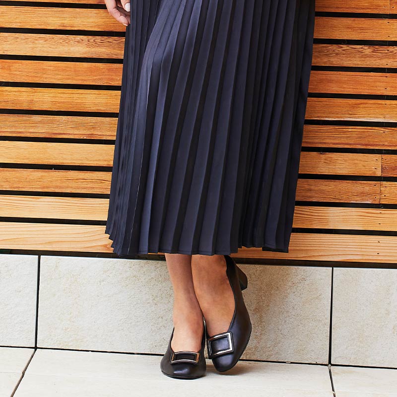 Victoria: Black Leather - Image 3